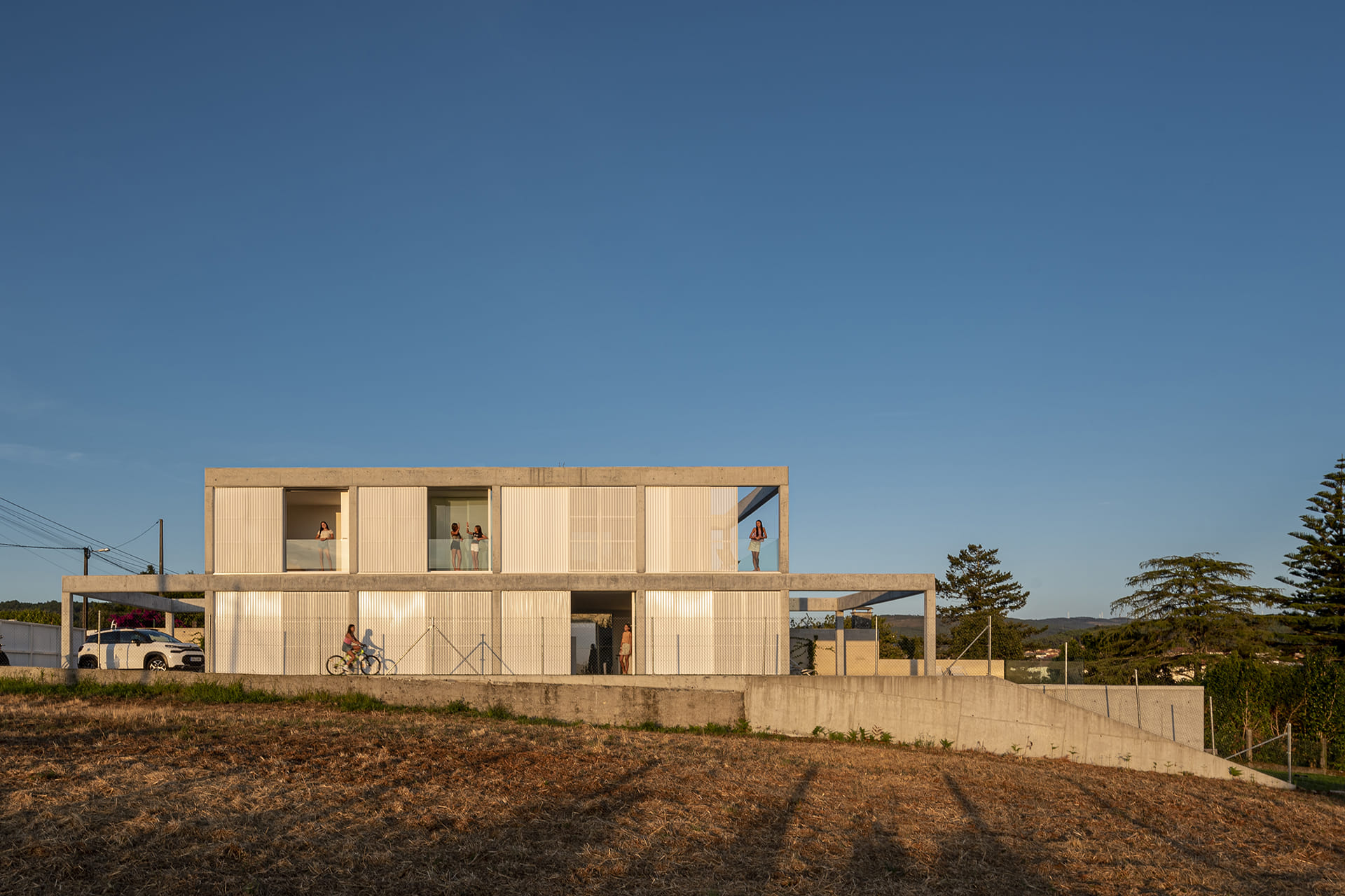 Fachada lateral con ventanas abiertas en una vivienda con cocina Santos.