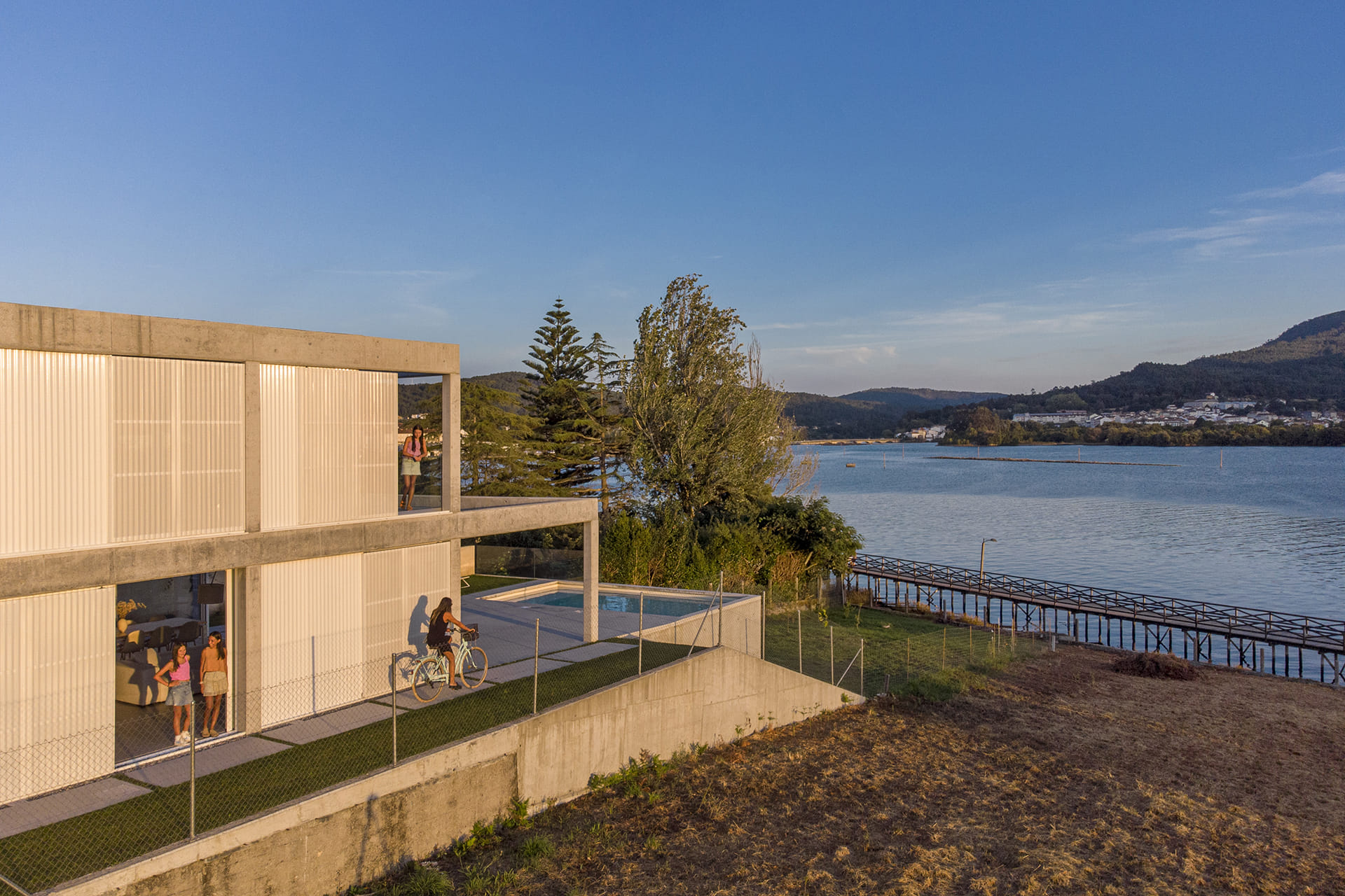 Fachada lateral con vistas al mar en una vivienda con cocina Santos.