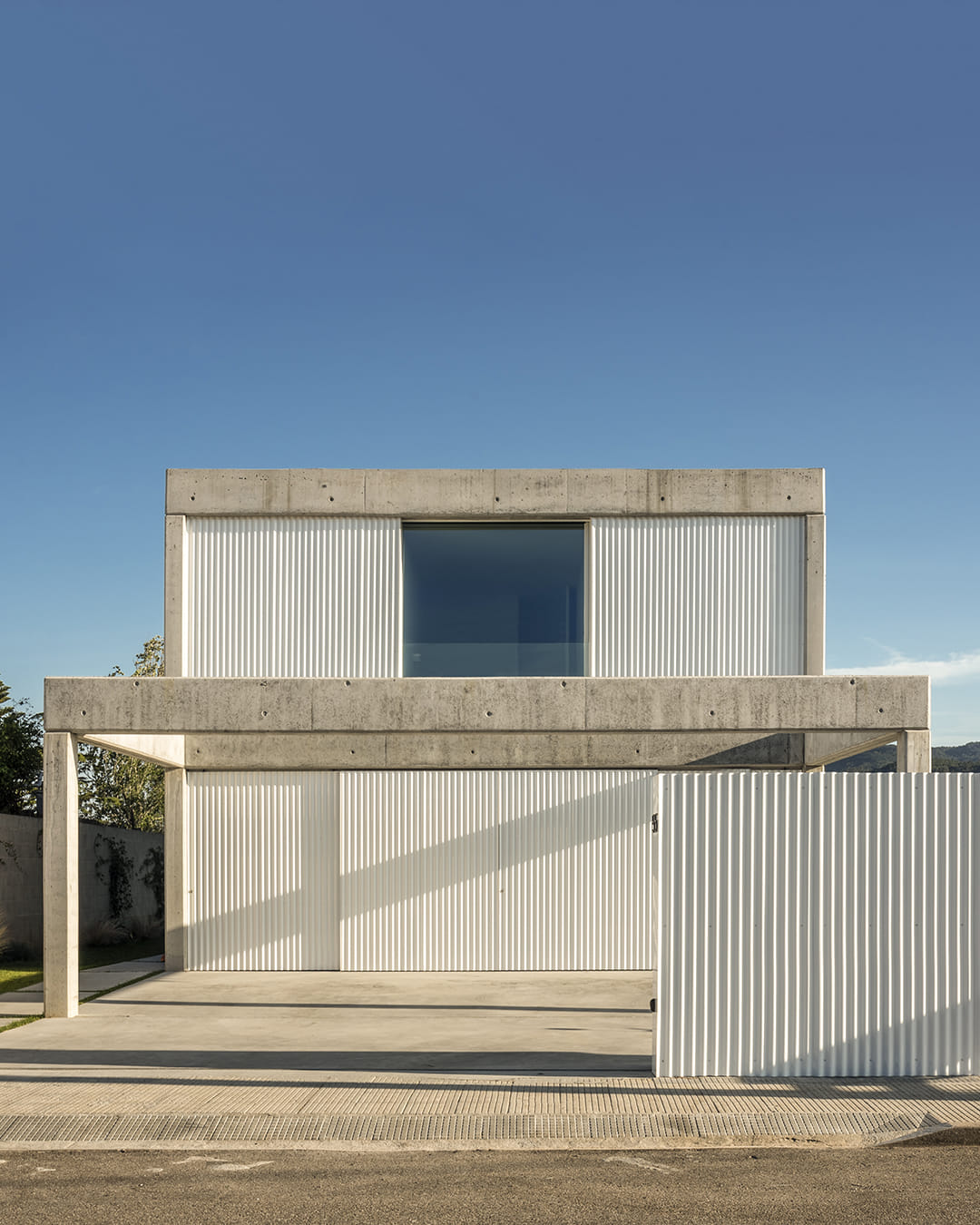 Fachada principal de la vivienda equipada con una cocina Santos abierta al salón.