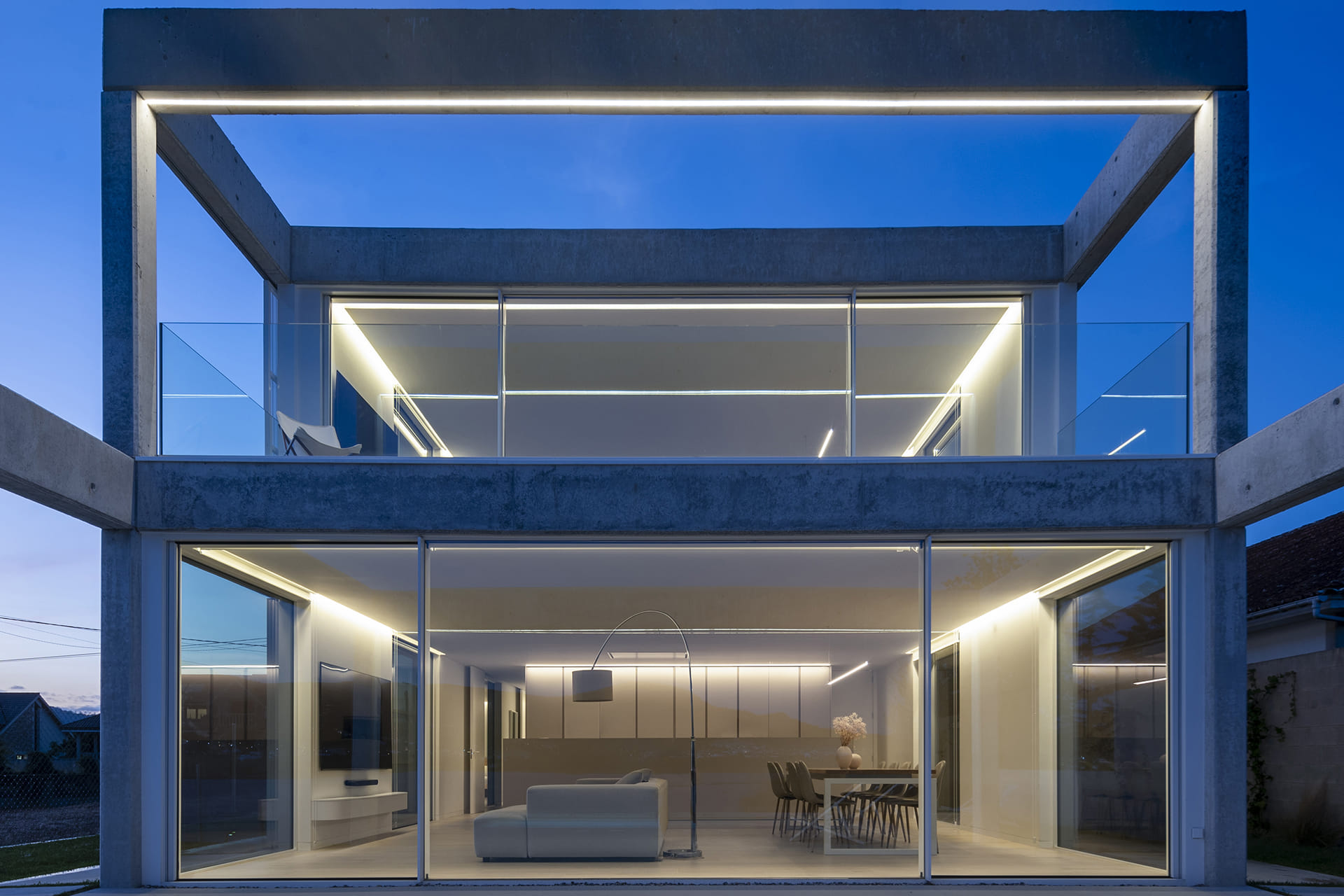 Fachada trasera de la vivienda con una cocina Santos.