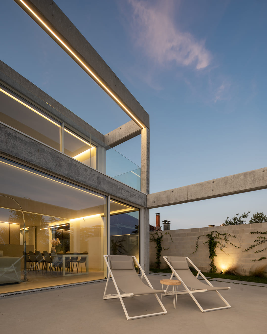 Jardín y zona de comedor en una vivienda con cocina Santos.