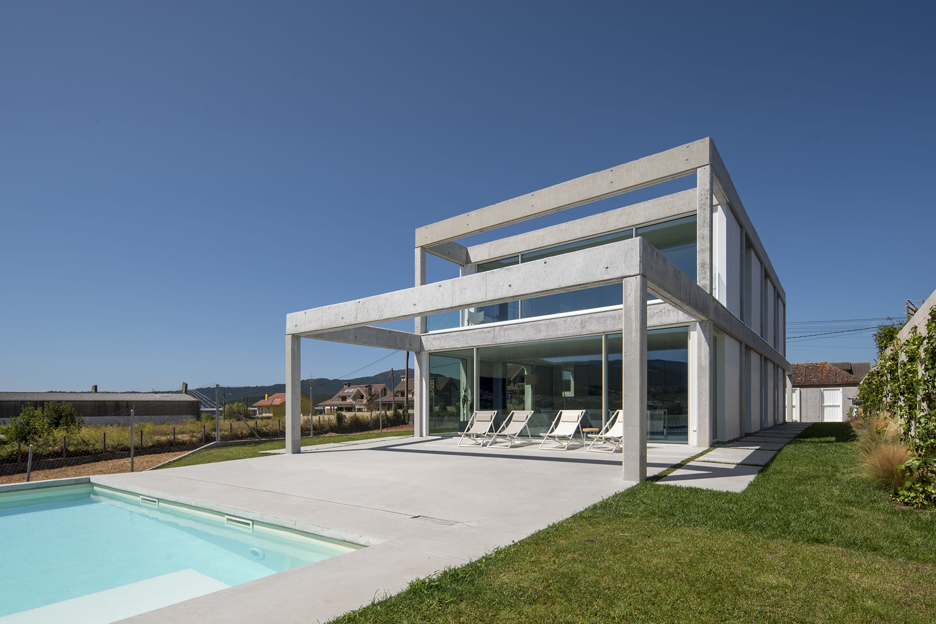 Jardín y piscina en el exterior de una vivienda con cocina Santos.
