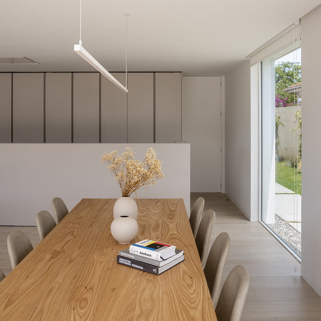 Mesa de comedor en el interior de una vivienda con cocina Santos.