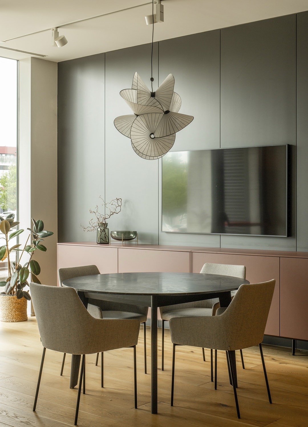 Composición de mesa y muebles bajos para el salón en la exposición de Cocinas Santos en Santiago.