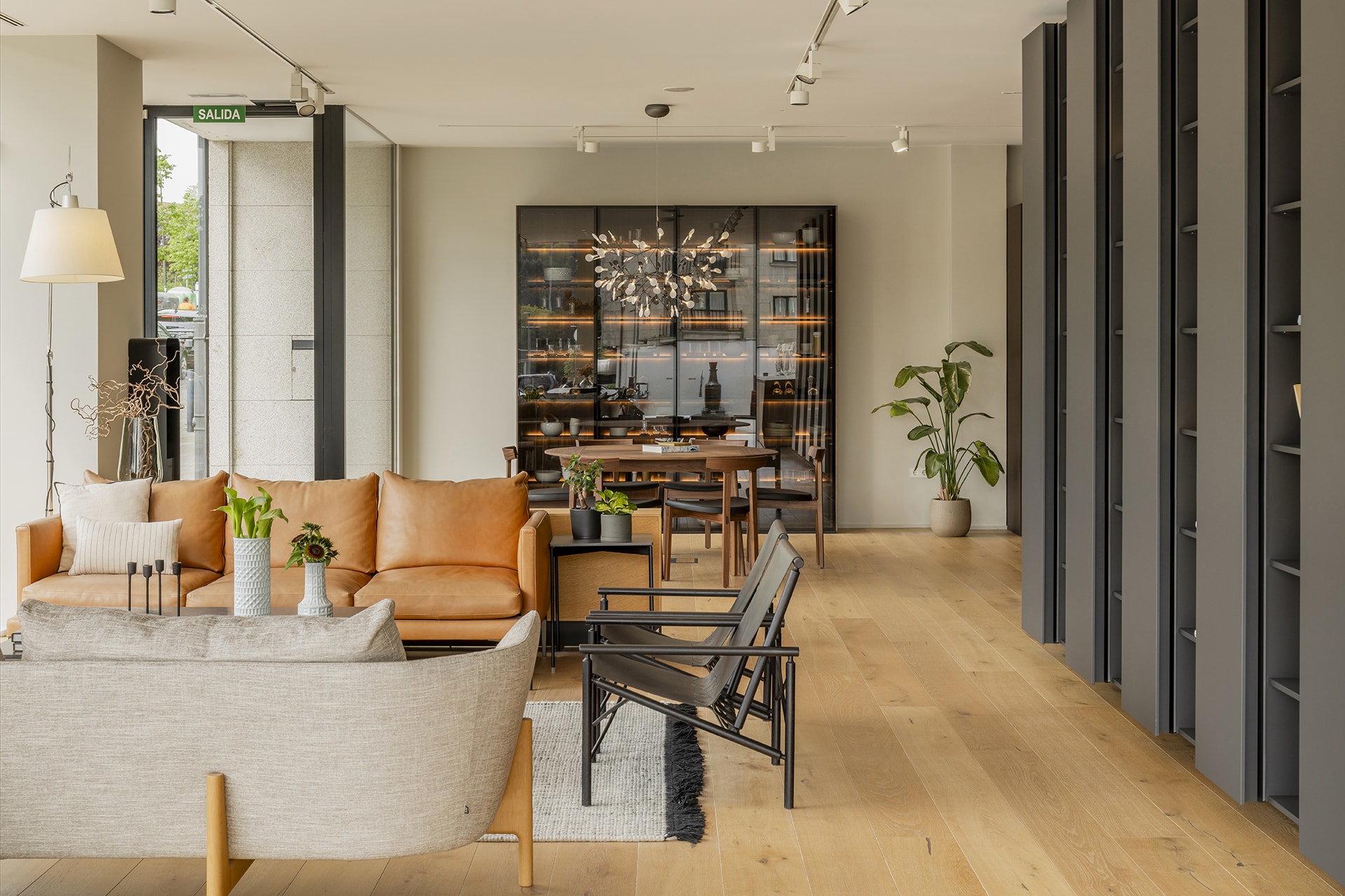 Mobiliario de salón de la gama Living de Santos en la zona de estar del showroom de Santiago Interiores.