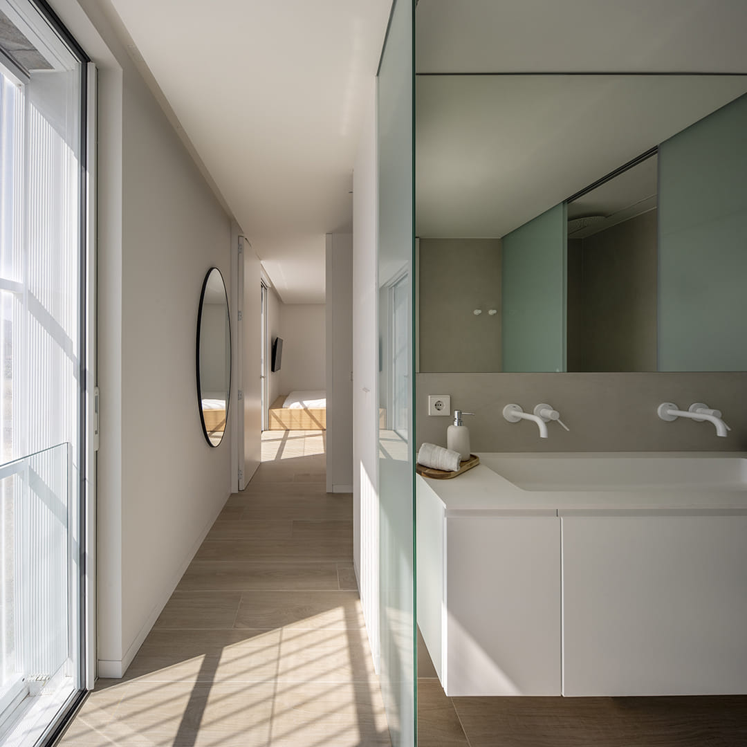 Pasillo y zona de lavabo en una vivienda con cocina Santos.