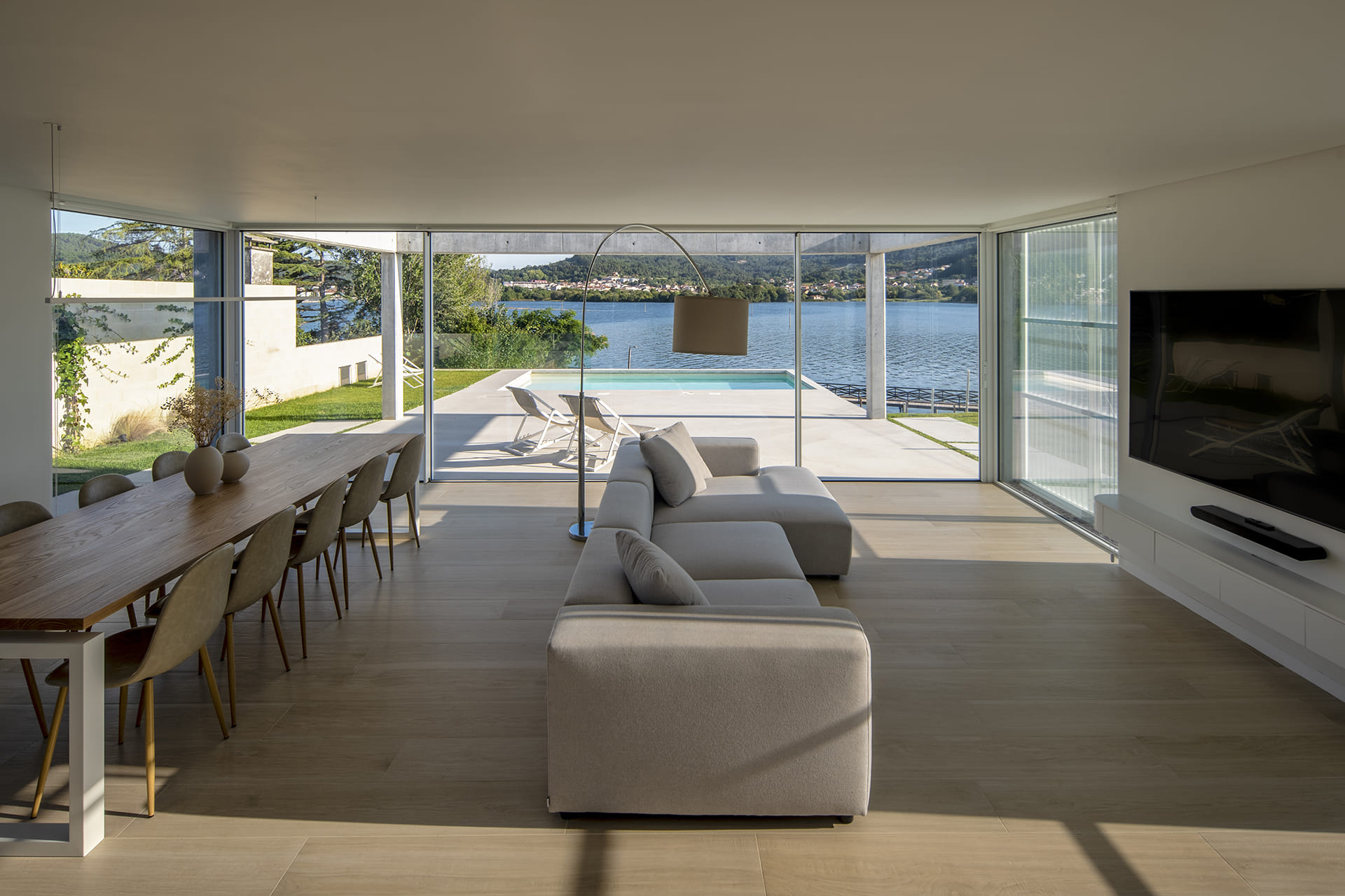 Salón y comedor abiertos al exterior en una vivienda con cocina Santos.
