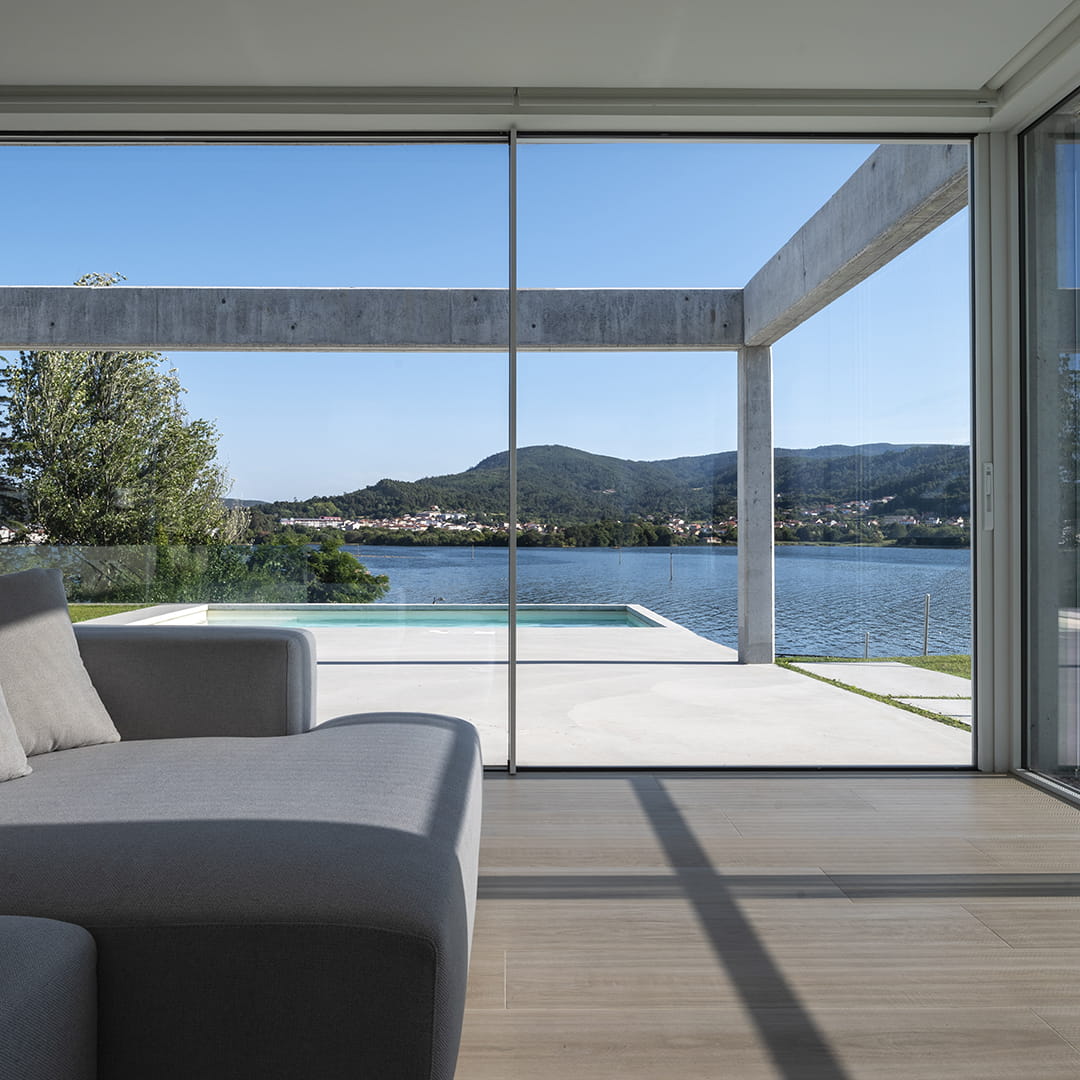 Vistas exteriores desde el salón de una vivienda con cocina Santos.