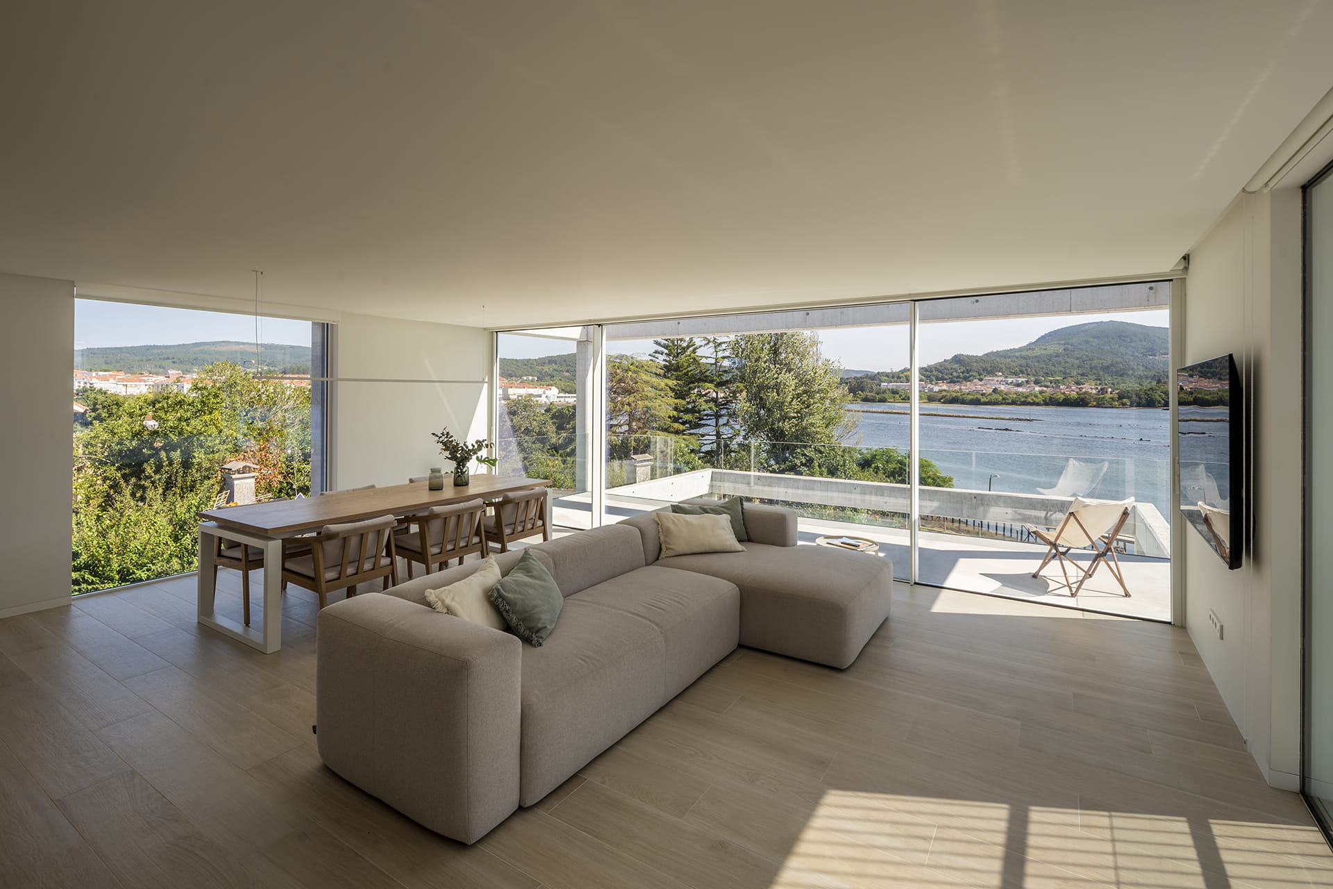 Zona de estar con sofá y mesa de comedor en una vivienda con cocina Santos.
