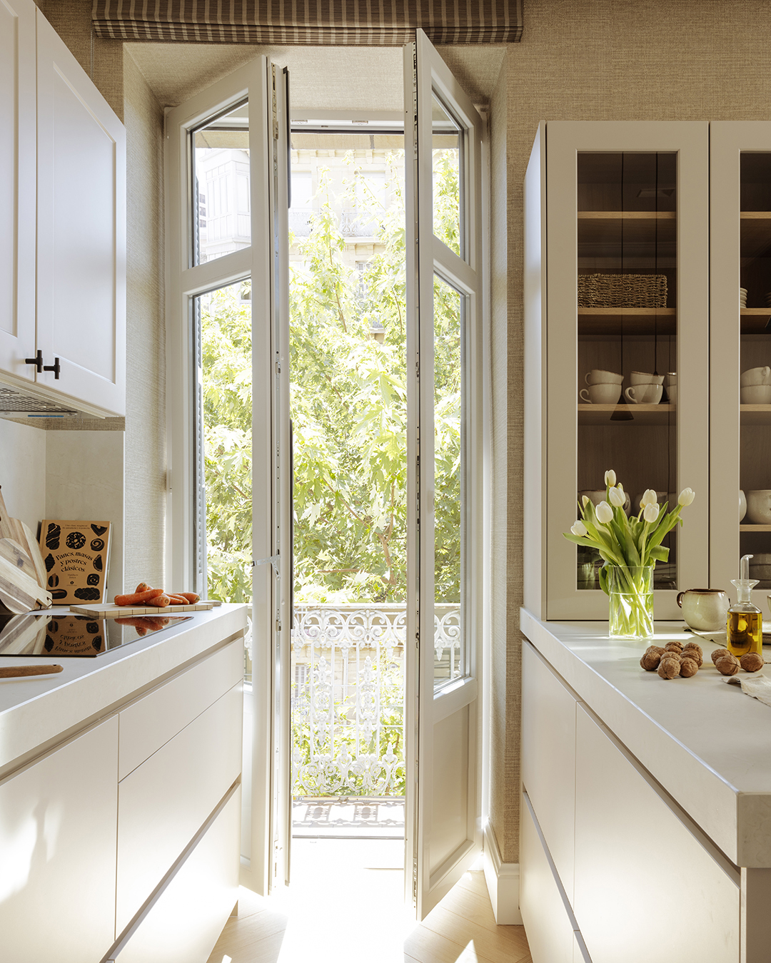Balcon donnant sur l’extérieur, dans une cuisine classique conçue par Santos.