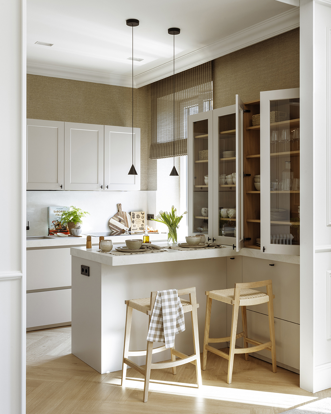 Cocina clásica de diseño atemporal de Santos con península.