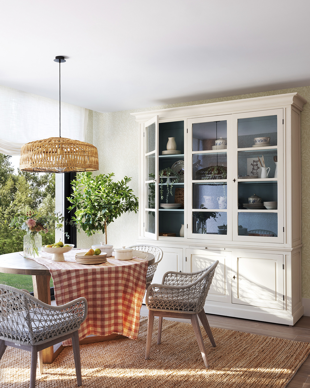 Espace repas dans une cuisine classique conçue par Santos.