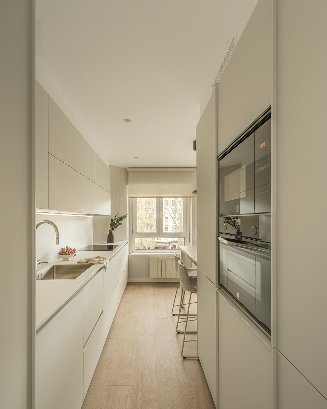 Cocina alargada y estrecha con cerramiento de cristal de Santos.