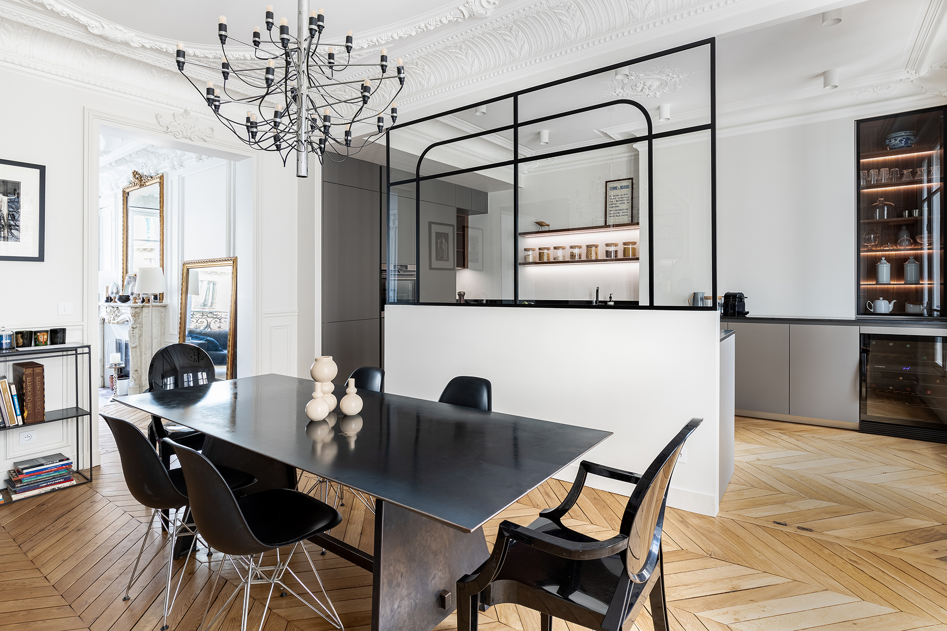 Cocina con cerramiento de cristal abierta al comedor diseñada por Santos.