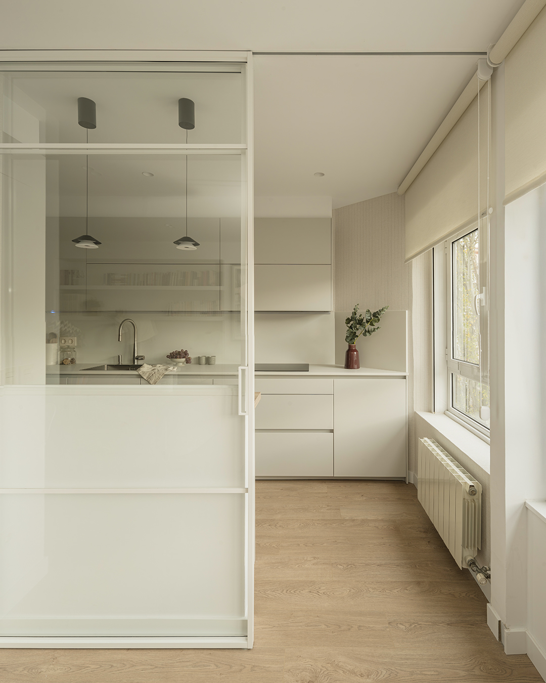 Cocina gris con cerramiento de cristal corredero de Santos.