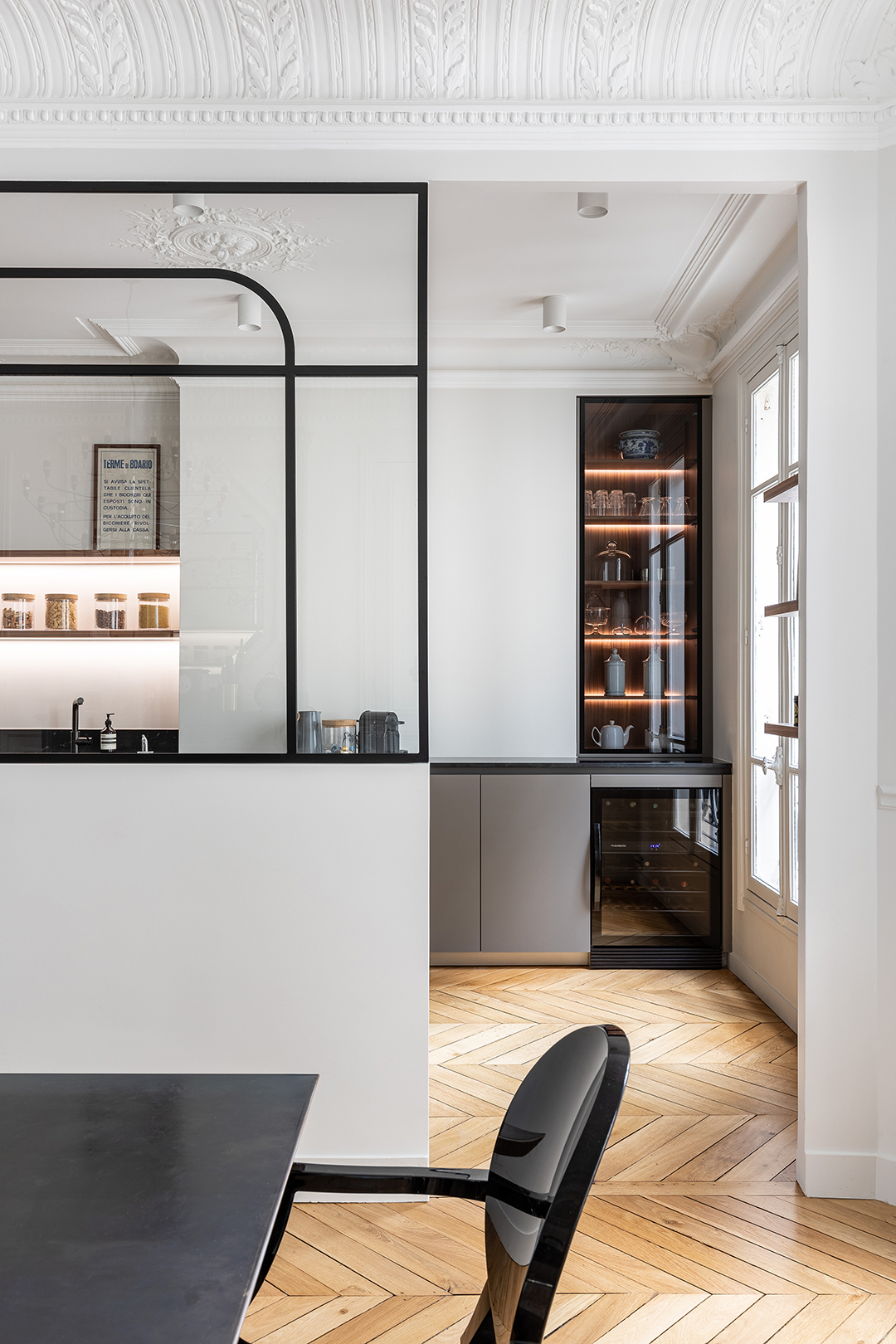 Cocina Gris Visón Seda de Santos con distribución en paralelo y cerramiento de cristal.