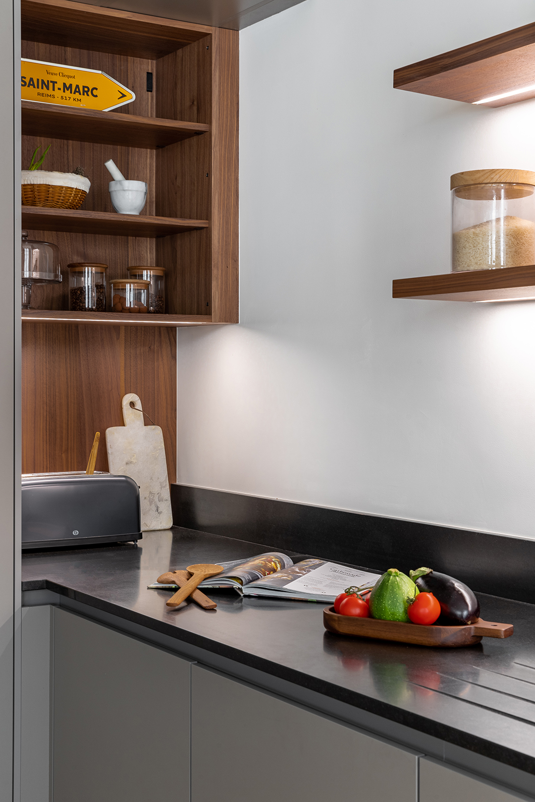 Encimera y estanterías de madera en una cocina gris de Santos.